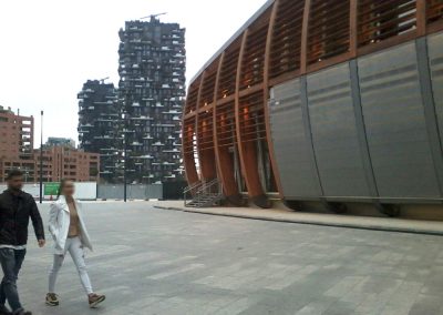 Pavilhão Unicredit e ao fundo, o Edifício Bosco Verticale